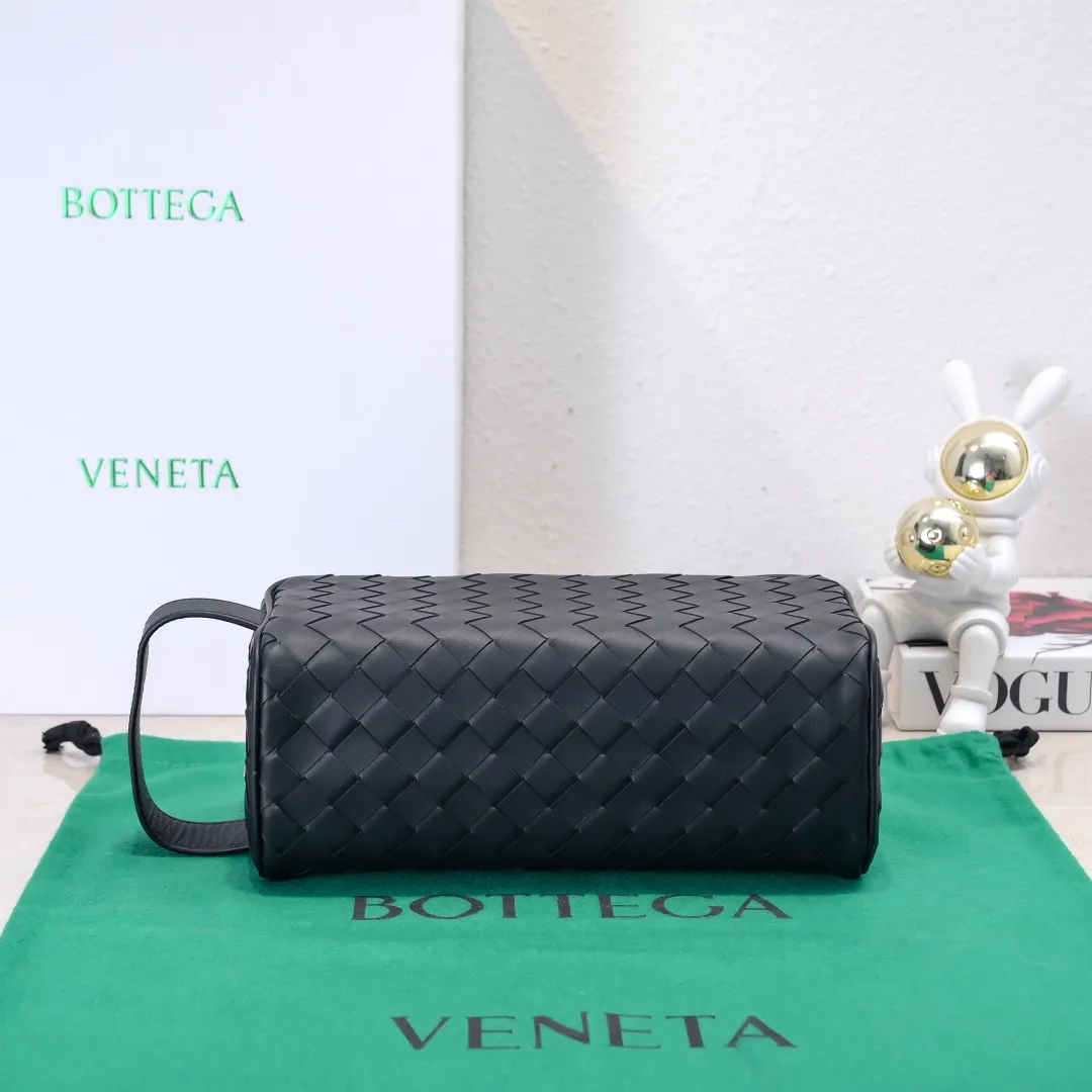 Batch 1280 BOTTEGA VENETA 2024 new INTRECCIATO classic toiletry bag, the choice of discerning people. The low-key luxury quality is the interpretation of its brand. If you like low-key BV, it is the first choice~~ Style number: 7799 Size: 26*13*10cm